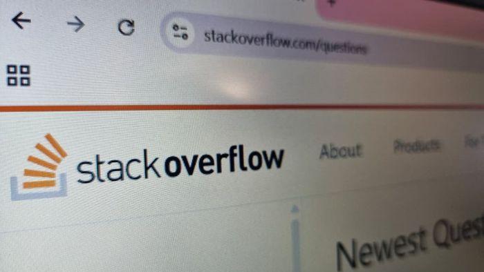 É o fim? Stack Overflow perde espaço com IA e registra queda de perguntas